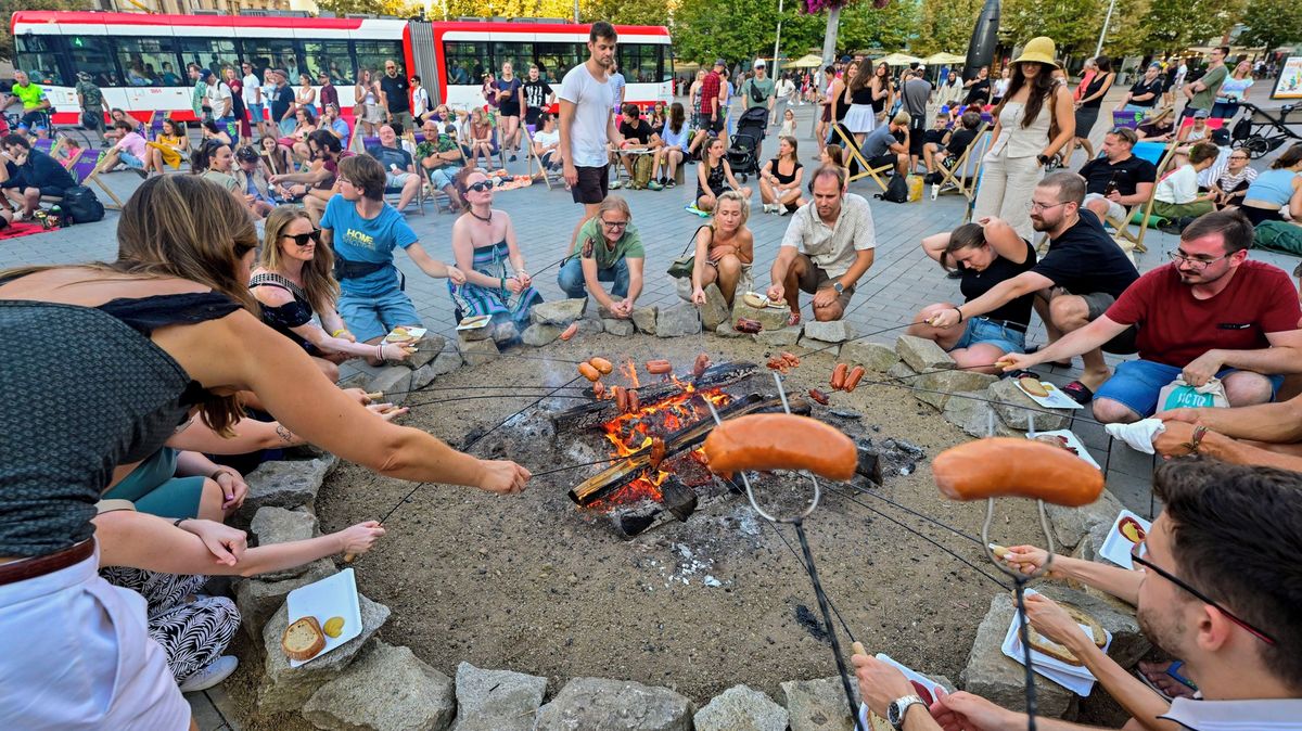 Umělkyně Šedá znovu oživila centrum Brna. Lidé opékali špekáčky a zpívali