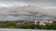 Bouřku „oznámil“ zlověstně vyhlížející mrak. Meteorolog vysvětlil shelf cloud