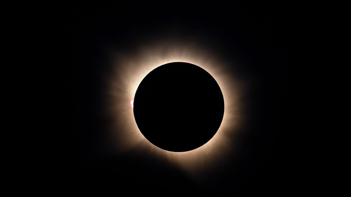 Fotoreportér Seznam Zpráv uspěl v soutěži Foto měsíce. Zaujal zatměním Slunce