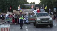 Video: Tlak na Zelenského neustává. Ukrajinci znovu vyšli do ulic