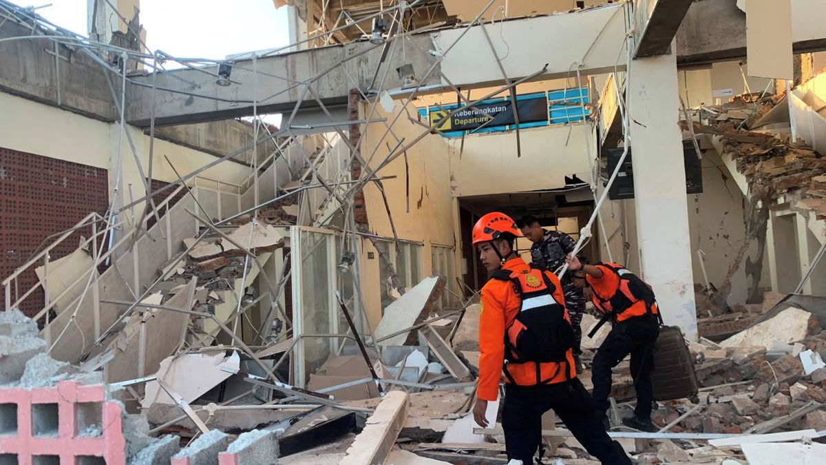 Indonesia Earthquake: 7.7 Magnitude Quake Leaves at Least 38 Dead