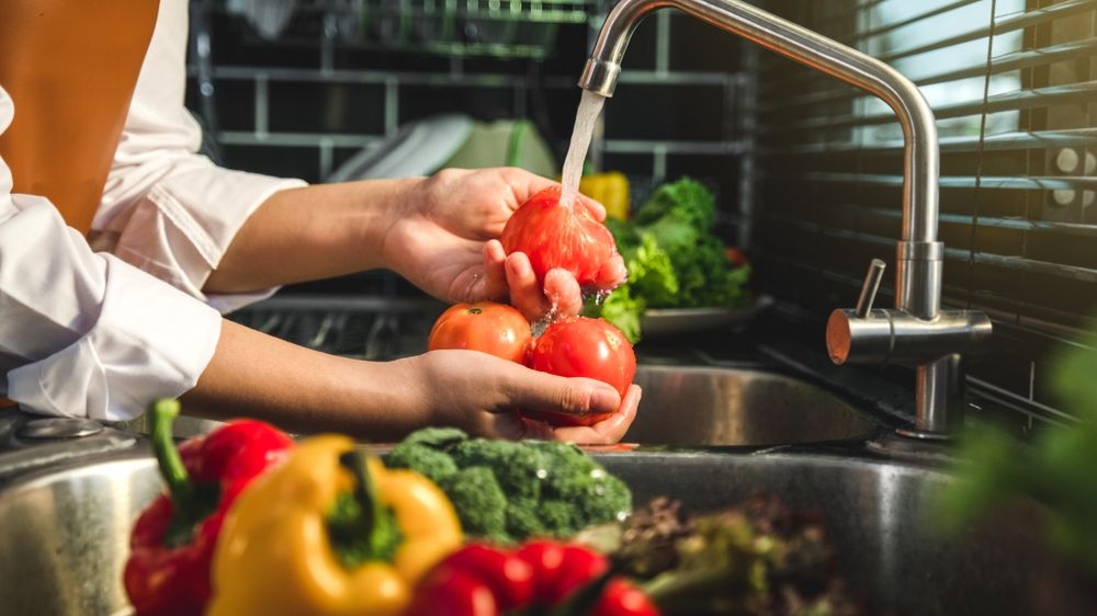 Jak očistit ovoce a zeleninu od vosků a pesticidů? Tipy odborníků