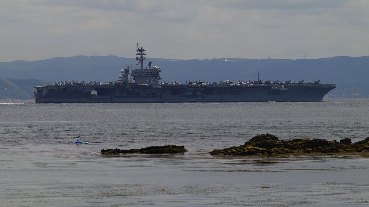 Několik členů posádky USS Abraham Lincoln se pokusilo skočit přes palubu