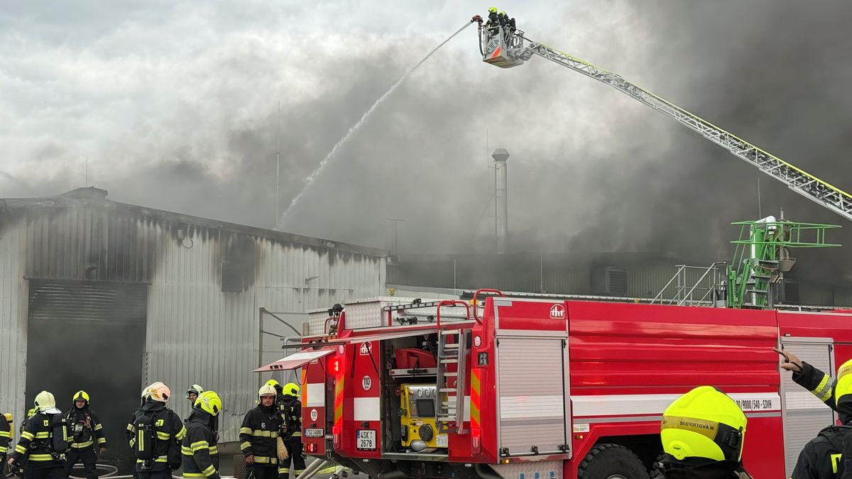 V Rynholci na Rakovnicku hoří hala, škoda bude 300 až 400 milionů korun