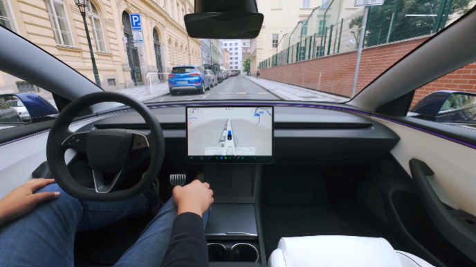 Česko uznalo prozatímní schválení autonomního systému řízení Tesly