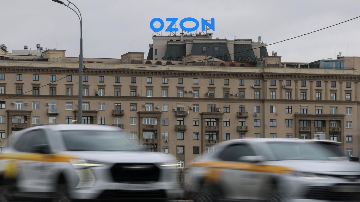 Ukrajinské drony zapálily velký sklad ruské firmy Ozon