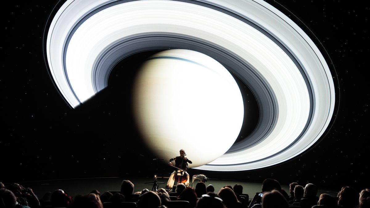 Foto: Koncert s vesmírnými projekcemi. Kovalová odstartovala sérii v planetáriu