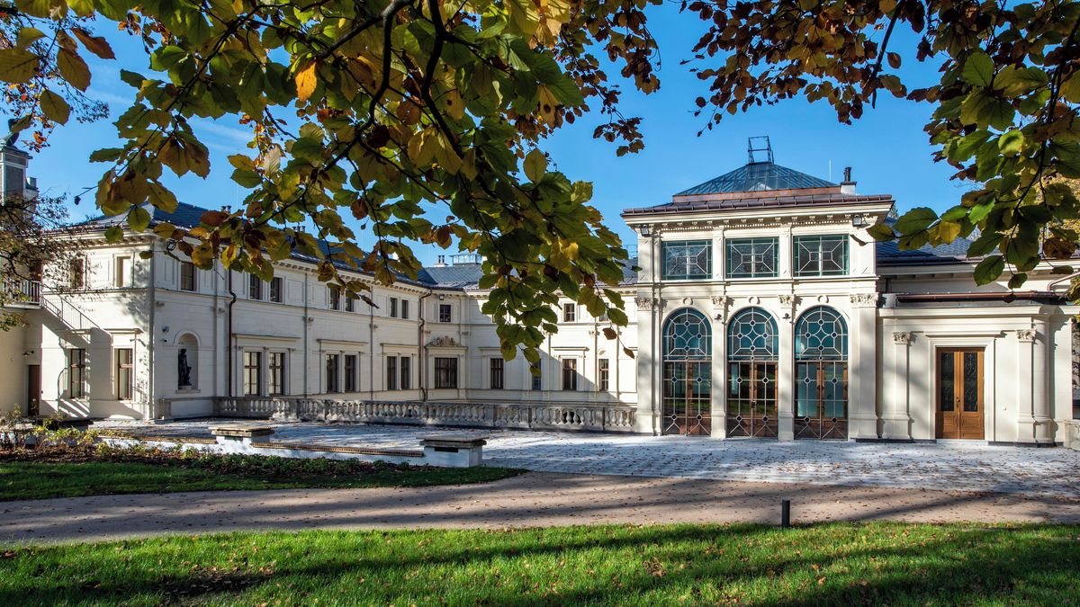 Honosný palác sloužil jedné rodině. Pak zpustl a teď ho využívá 120 spolků
