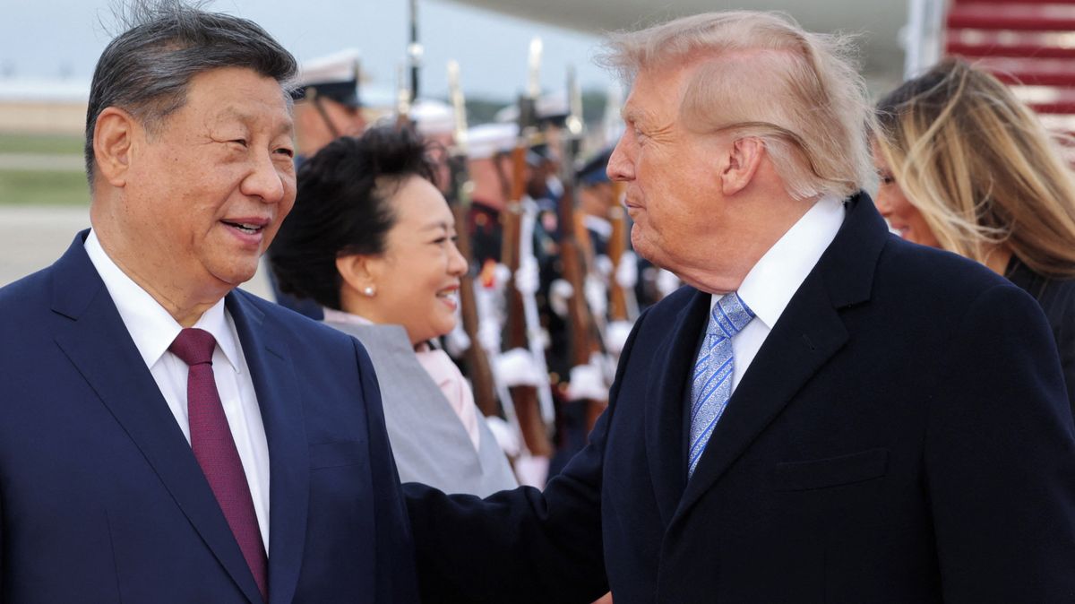 Trump přivítal v USA čínského prezidenta za výstřelu děl a přeletu bombardérů