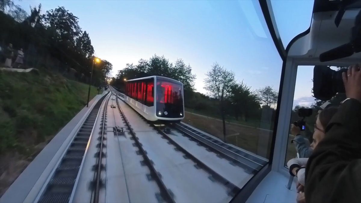 Video: Projeďte se lanovkou na Petřín. Natočili jsme jízdu v 360 stupních