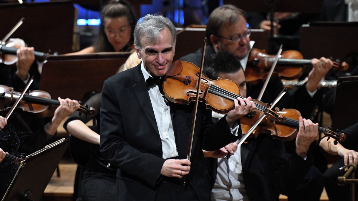 Česká filharmonie s houslistou Shahamem zakončila letošní Dvořákovu Prahu