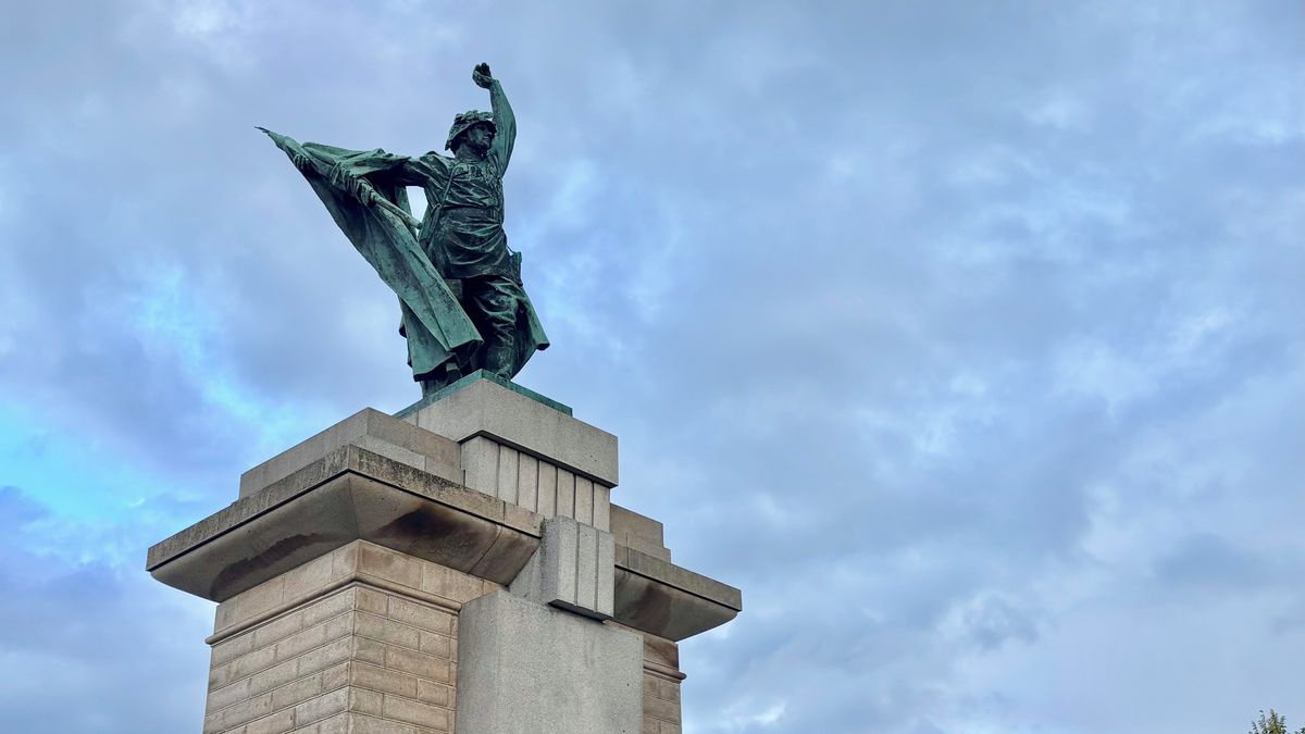 Památka, nebo propaganda? V Brně se přou o odstranění sochy rudoarmějce