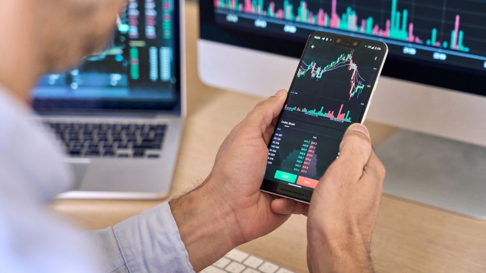 Rezervu už jsem měl a nebylo za co utrácet. Mladí investují i 15 tisíc měsíčně