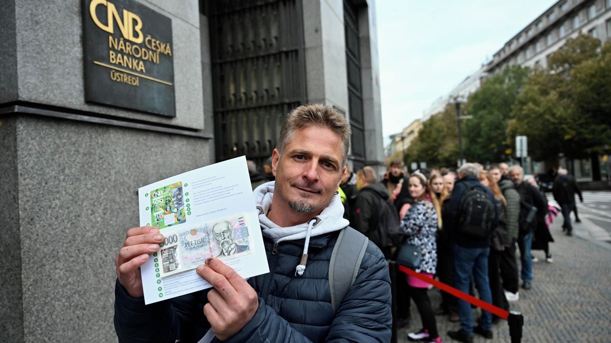Obrazem: Fronta před ČNB na speciální pětitisícovku