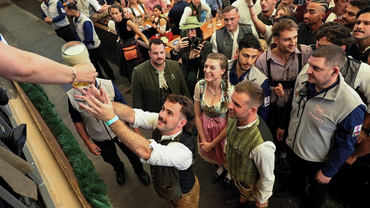 Fotky: Začal Oktoberfest, primátor první sud narazil na rekordní dva údery