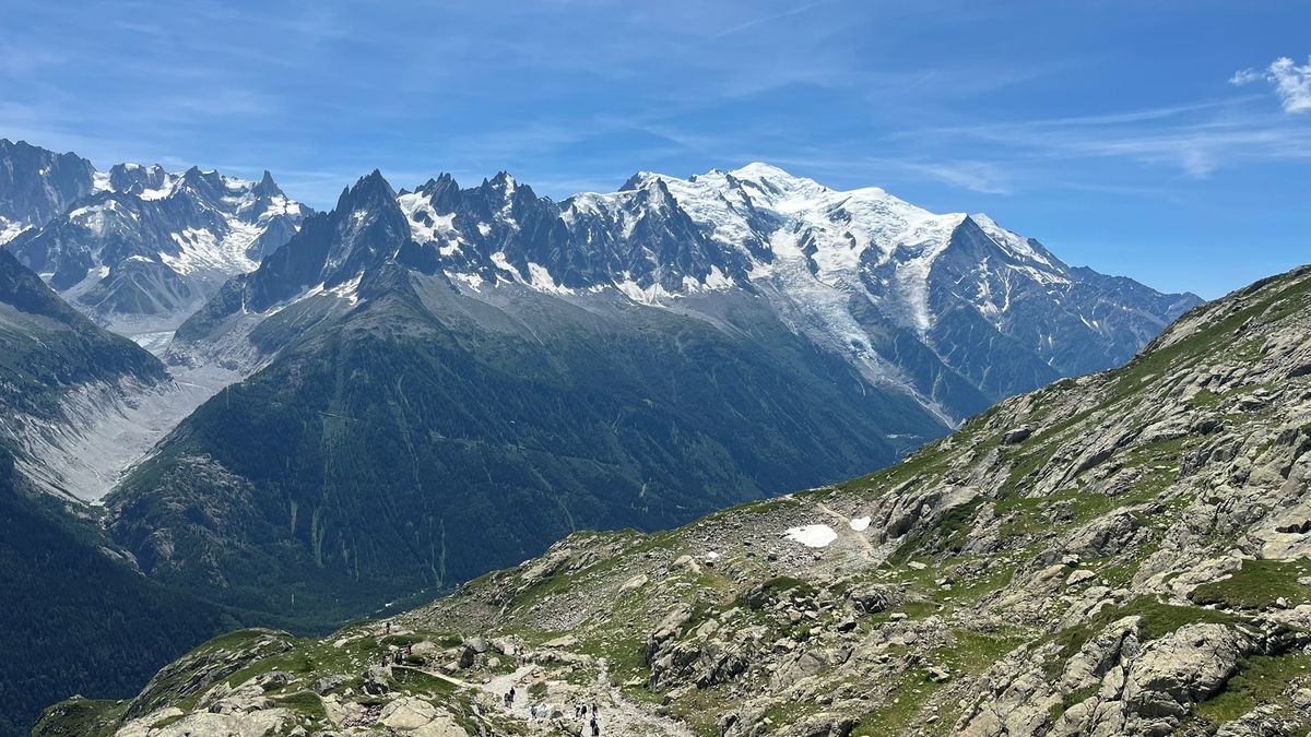 Ve francouzských Alpách zahynul český horolezec, zasáhlo ho padající kamení