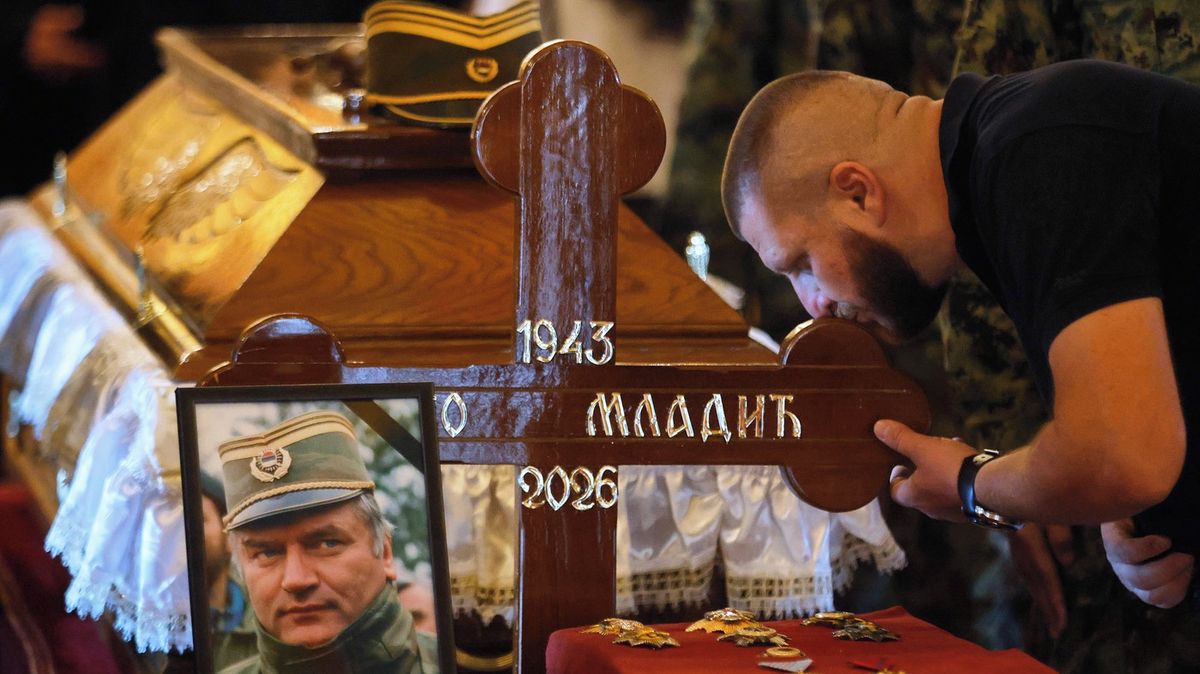 Fronty, líbání rakve a slova o hrdinství. Fotky z pohřbu Ratka Mladiće