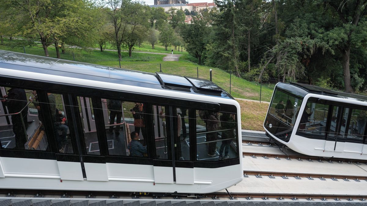 Zaplněnou lanovku na Petřín zastavil výpadek proudu, cestující se evakuovali