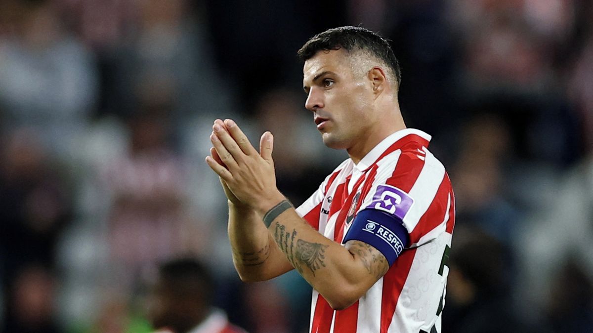 Fotbalistu Xhaku podezřívají, že měl falešný očkovací certifikát
