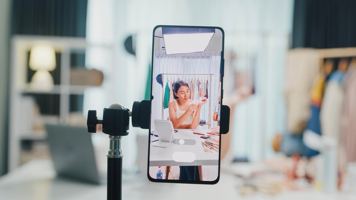 TikTok Shop se šíří Evropou. Experti vysvětlují, čím se liší od teleshoppingu