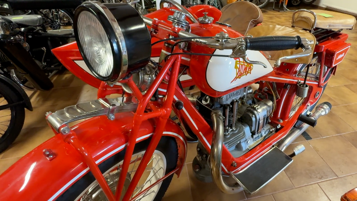 Poklady ze stodoly. Do aukce míří desítky starých motocyklů z jediné sbírky