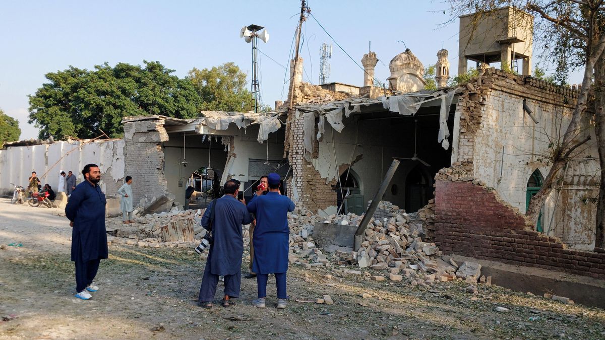 Po explozi bomby u mešity na severozápadě Pákistánu je 15 mrtvých