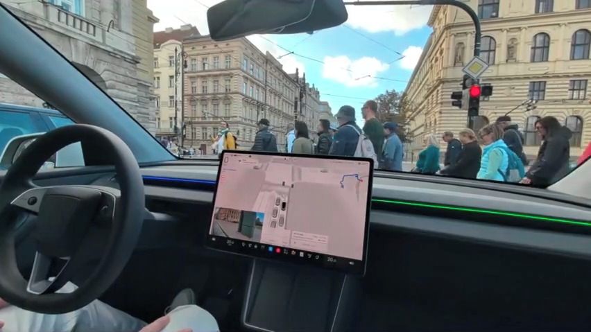 Liftago v Praze nabídne jízdy v Tesle s asistovaným řízením