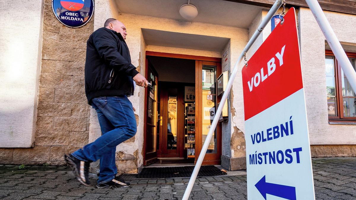 Malá obec se obává fiktivních voličů. Podnikatel denně vodí na úřad nové občany