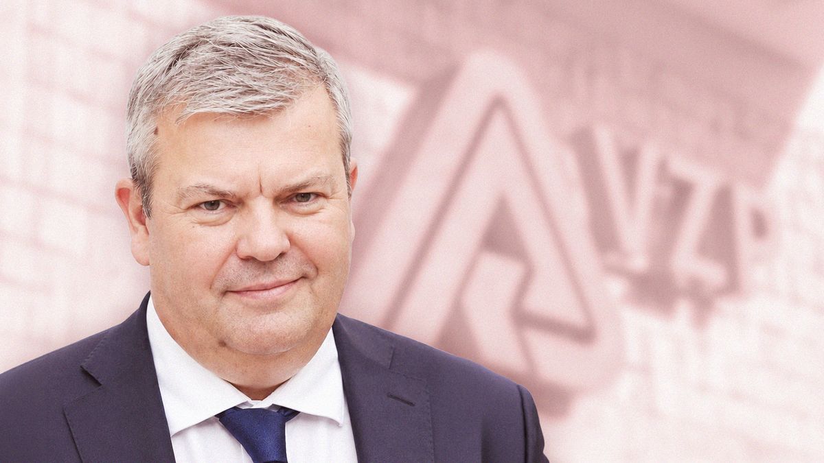 Kraj odvolal šéfa příbramské nemocnice. Vkládal s manželkou miliony do bankomatů
