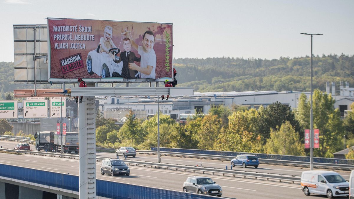 „Motoristé škodí přírodě.“ Greenpeace překrylo billboard ANO vzkazem pro Babiše