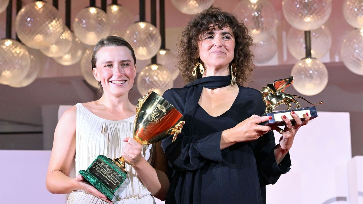 Zlatého lva získal v Benátkách film Woman Unknown, porota ocenila dokument Naza