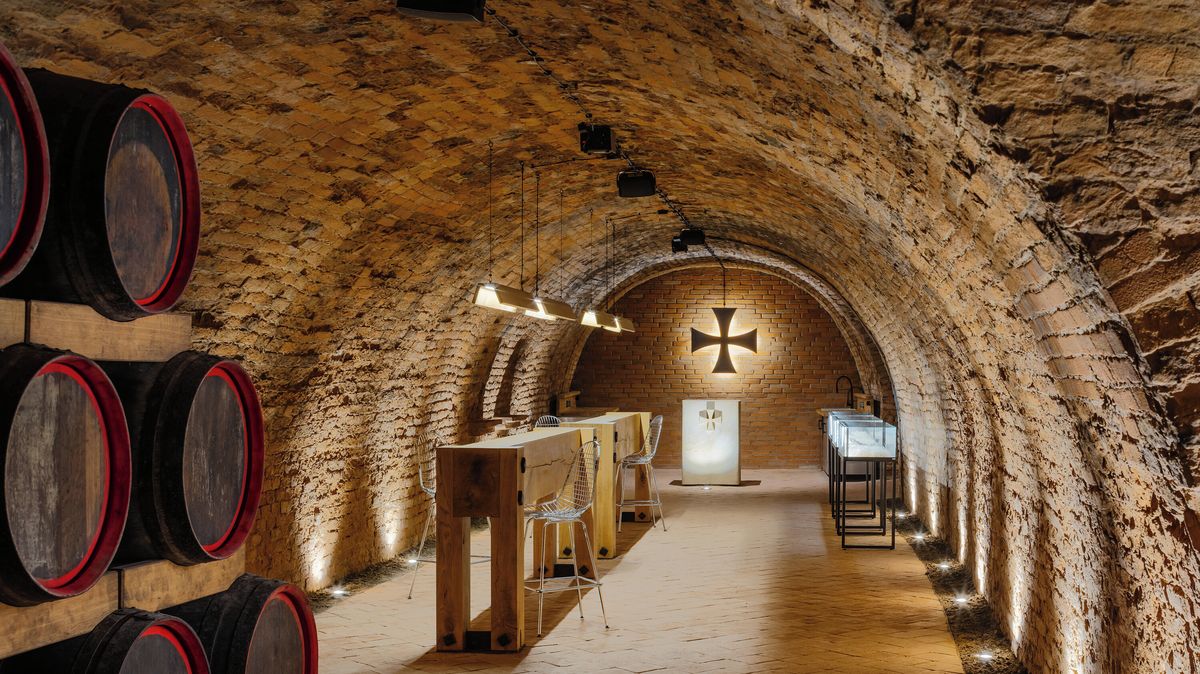Atmosféru středověkých Templářských sklepů vylepšil moderní design. Stojí tu i obří otočný kříž