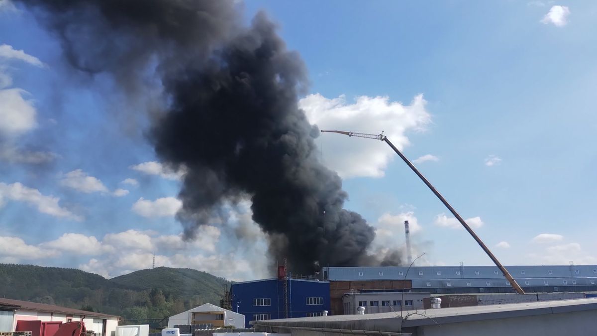 Ve slovenské Snině hoří v areálu polostátní firmy ZVS holding