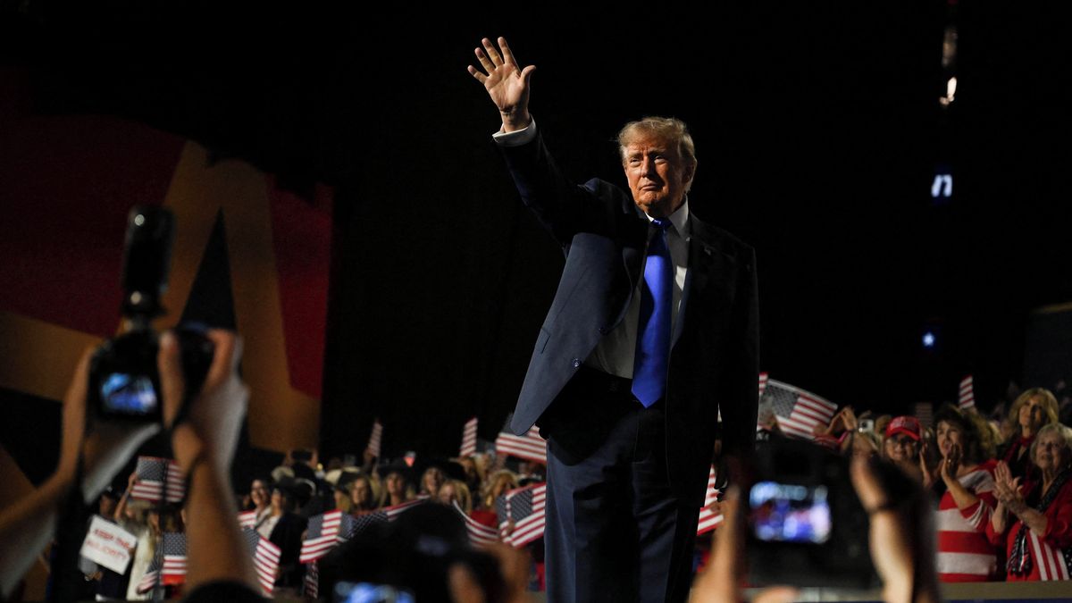 Trump míří do Irska. Na místě ho čekají demonstranti i vzpurná prezidentka