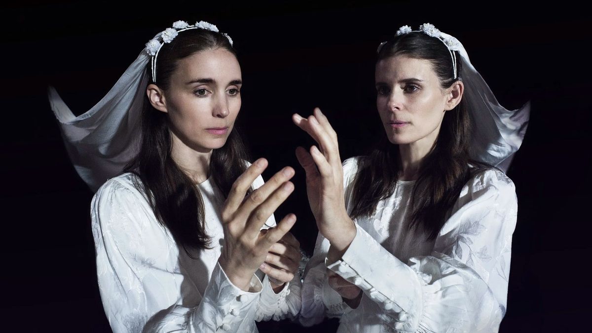 Mluví jako jedna a milují stejného muže. Rooney Mara a Kate Mara hrají dvojčata