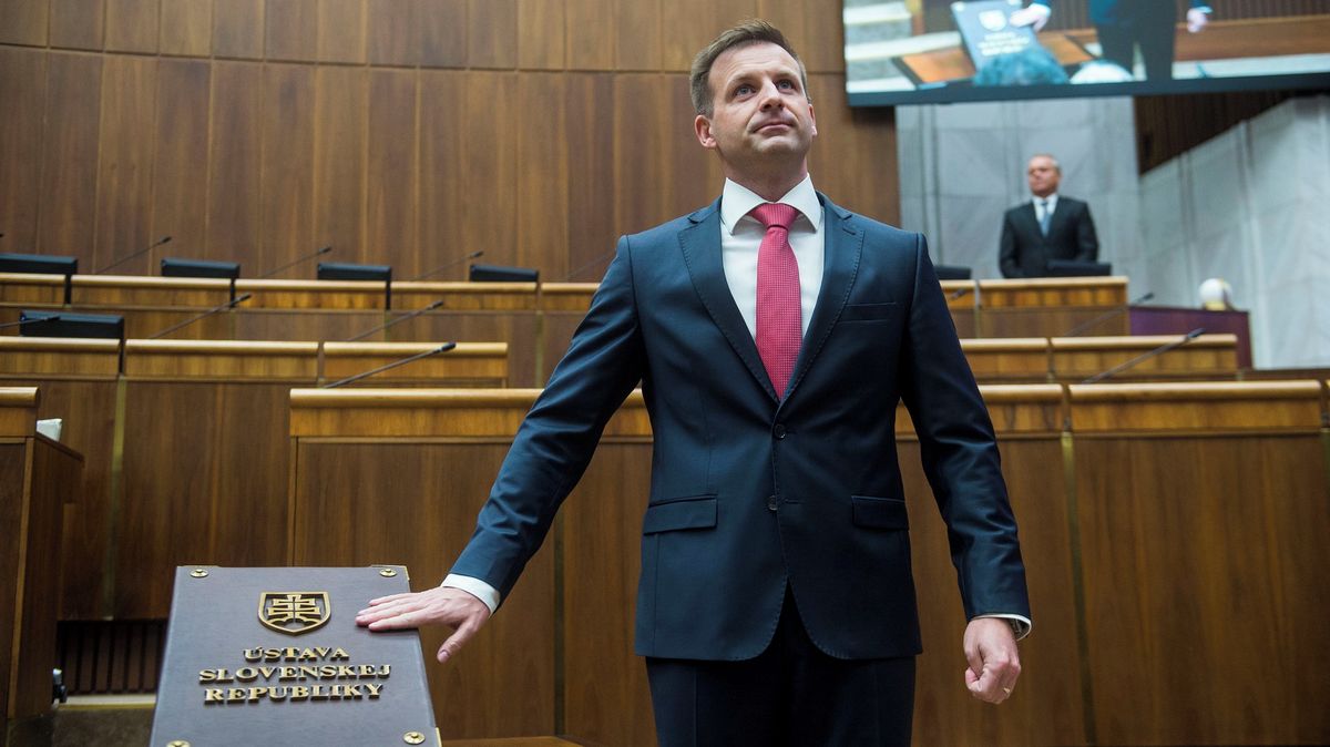 Až 400 tisíc za hodinu pro advokáta. Slovenský šéf úřadu vlády u soudu neuspěl