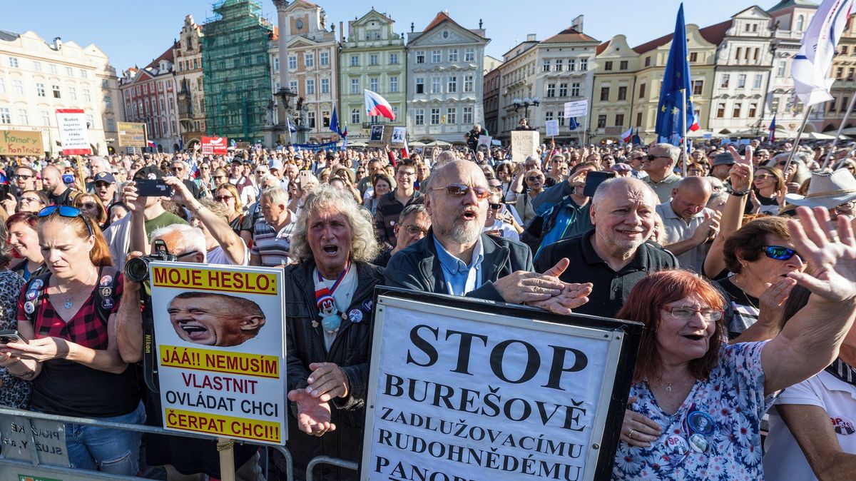 „Senát ještě nepatří do Agrofertu.“ V Praze demonstroval Milion chvilek
