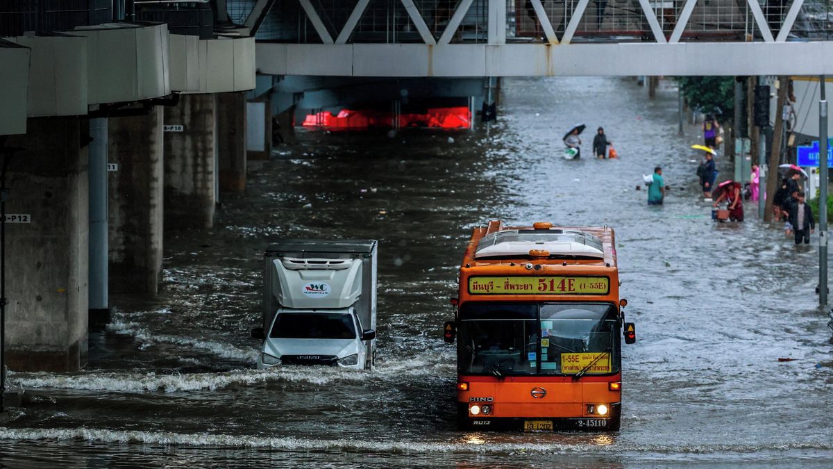 Obrazem: Bangkok bojuje s povodněmi, voda sahá lidem až po stehna