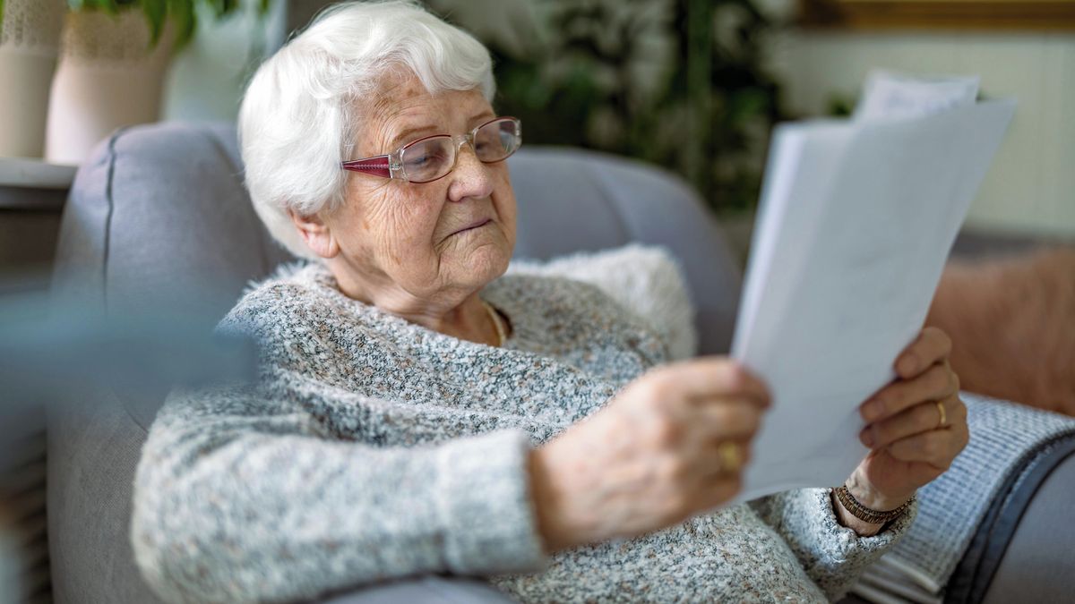 Papírové oznámení o zvýšení důchodu už nechodí automaticky. Jak částku zjistit