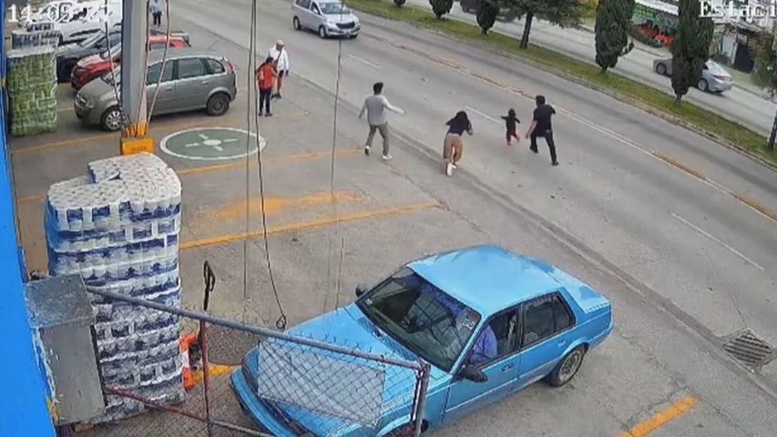 Video: Hrdinský zásah Mexičana. Dítě běželo přímo pod kola jedoucího auta