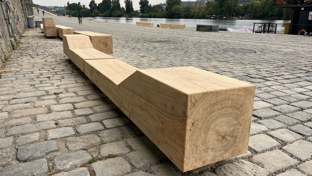 Video: Na pražské náplavce už jsou nové lavičky. Cena kolemjdoucí překvapila