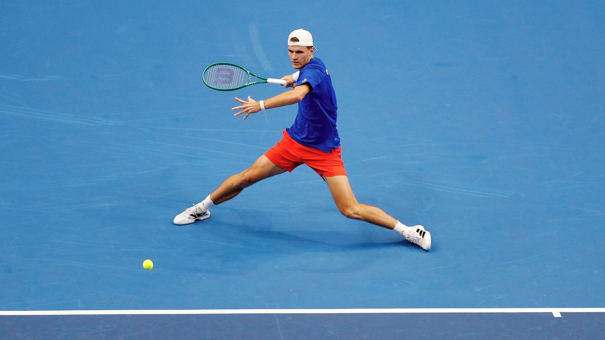 Menšík nestačil na Tiena, tenisté v Davis Cupu prohrávají s Američany 0:1