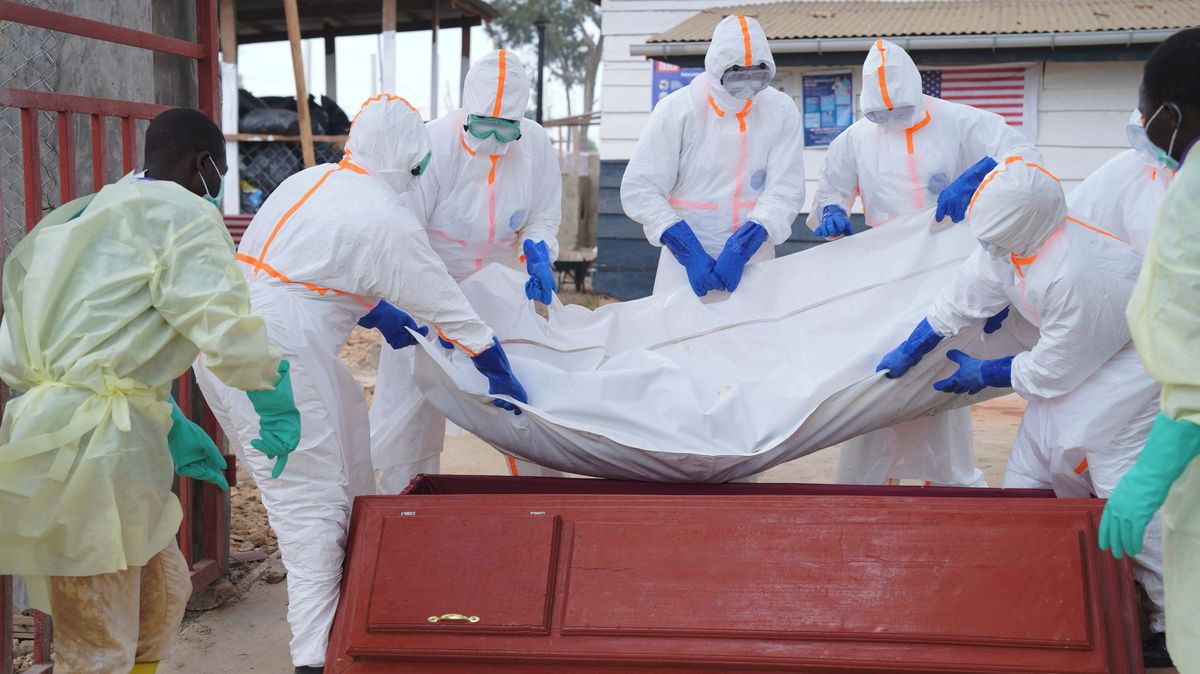 Ebola se ještě nikdy nešířila tak rychle. Kongo bojuje s „dokonalou bouří“