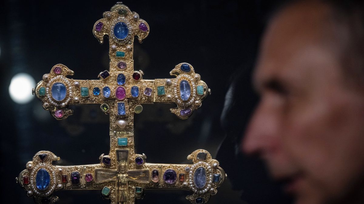 Závišův kříž stále uchovává tajemství. Vědci v něm nyní našli další relikvii