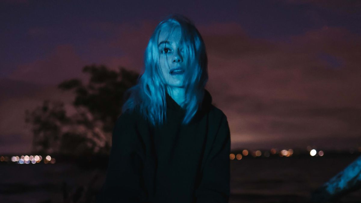 Na tátově pohřbu. Hvězda indie popu Phoebe Bridgers zpívá o lásce i smrti