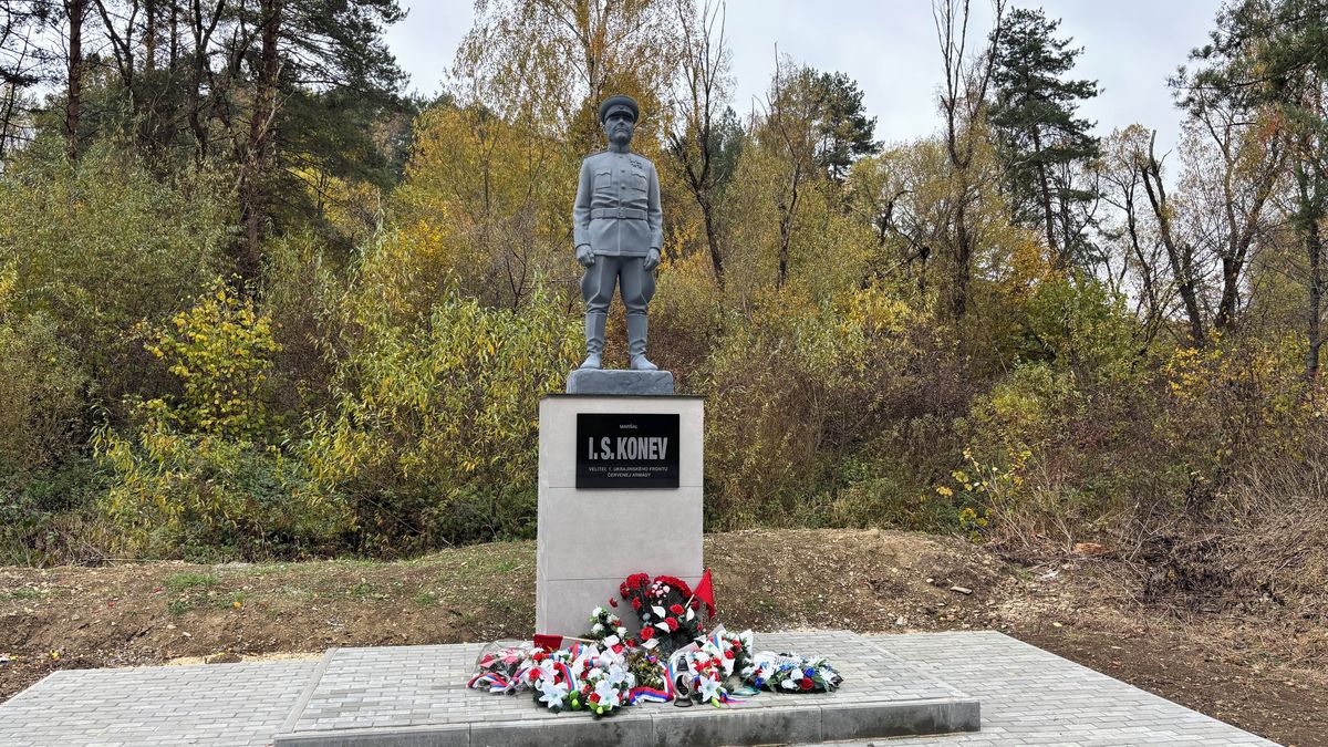 Vandalové na Slovensku poškodili památník maršála Koněva, uvedl autor díla