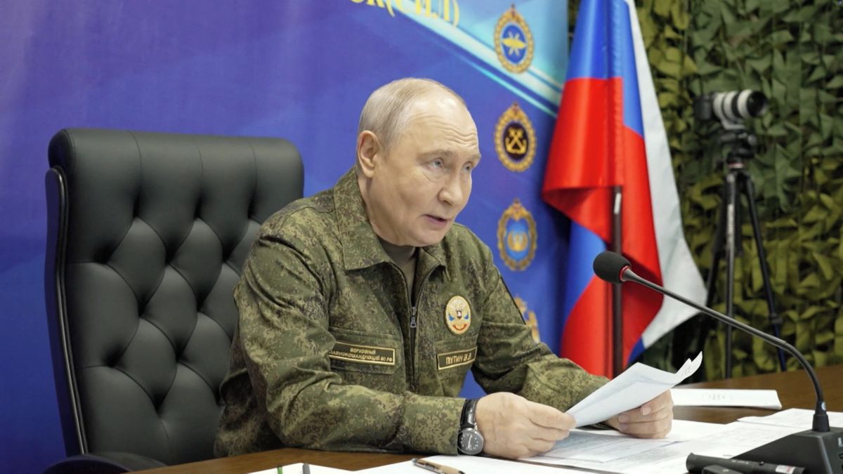 Video: Kreml ukázal Putina v uniformě, oznámil budování bezpečnostní zóny
