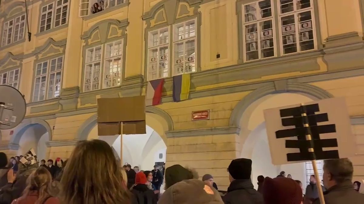 Nejdelší demonstrace v českých dějinách? „Demisi!“ vzkázal vládě dav u Sněmovny