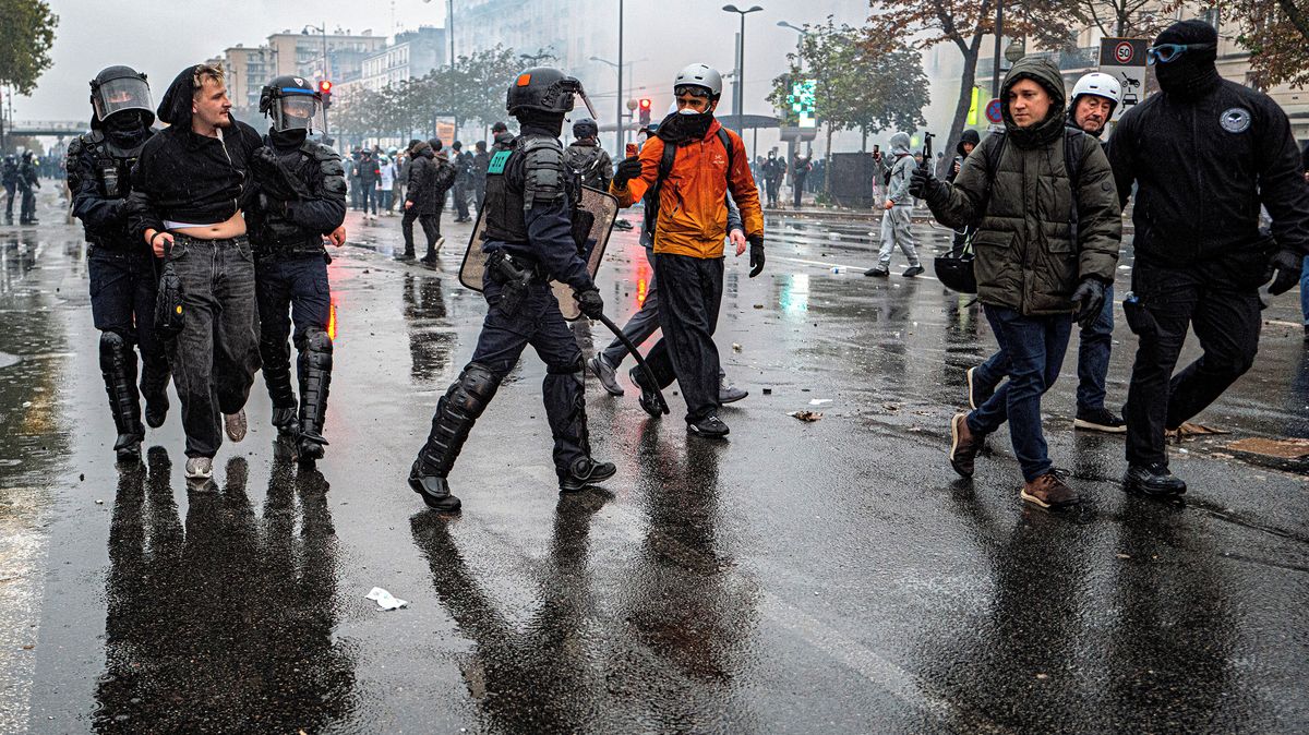 Po sobotních protestech ve Francii je přes 200 zraněných policistů