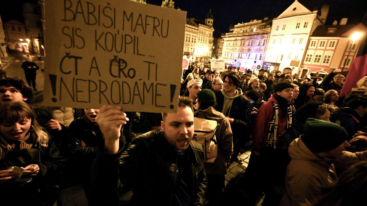 Video: Na noční demonstraci před Sněmovnou dorazily stovky lidí